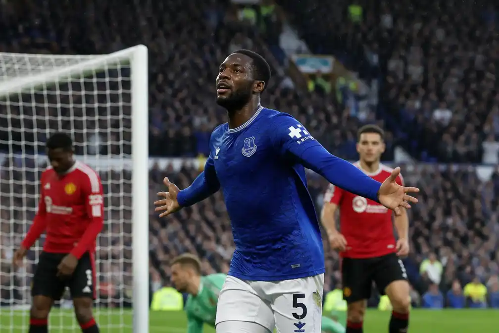 Maitland-Niles bezorgt Everton gelijkspel met laat doelpunt tegen Manchester United