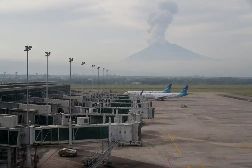 Luchthaven Jakarta blijft tot minstens maandagavond dicht na vulkaanuitbarsting