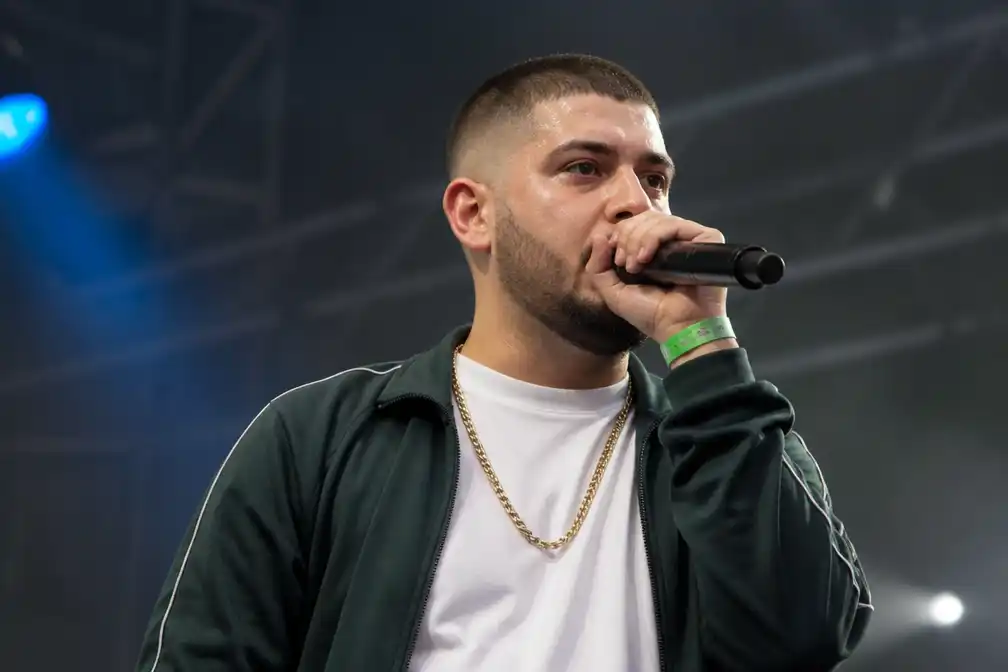 Antwerpse rapper FabioW haalt single 'Praat Nederlands' offline na kritiek