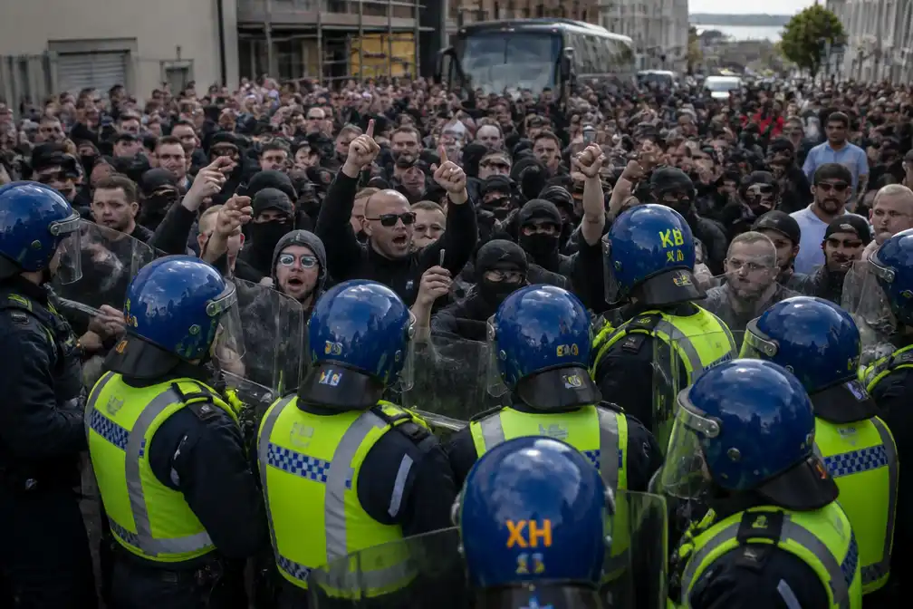Extreemrechtse betogers proberen in Portsmouth 140 asielzoekers tegen te houden