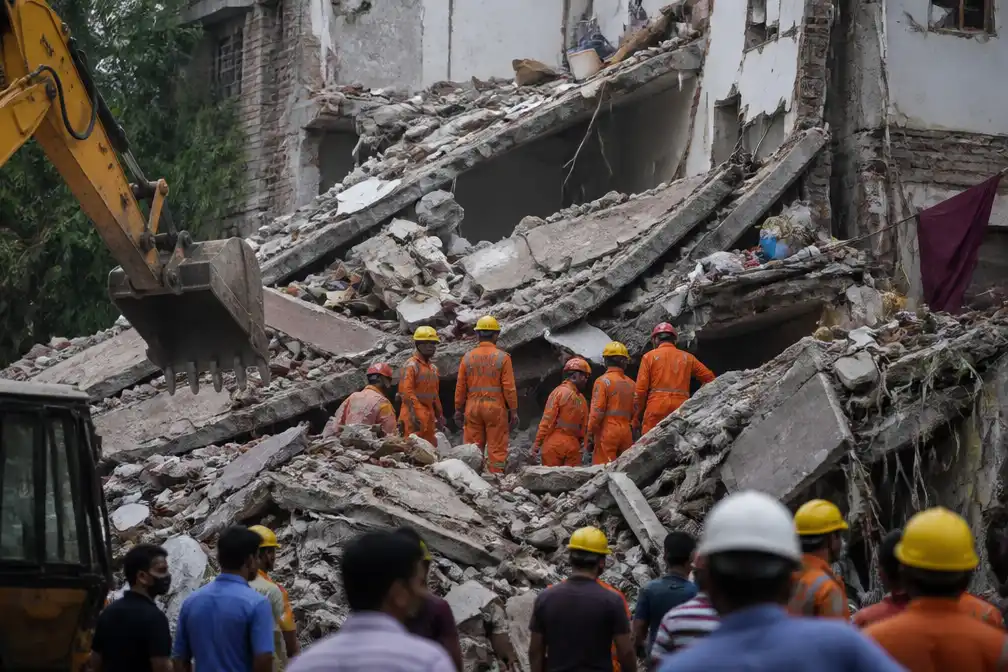 Zes doden bij ingestort gebouw New Delhi, zoektocht gaat door