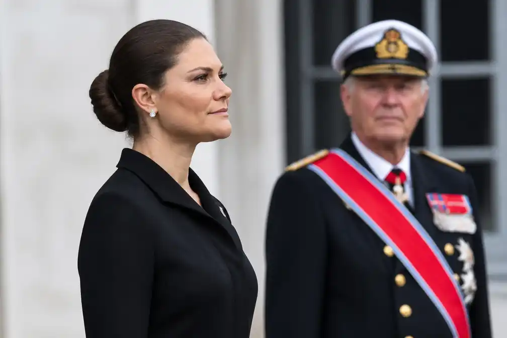 Kroonprinses Victoria dreigt uitvaart koning Harald te missen door vulkaan