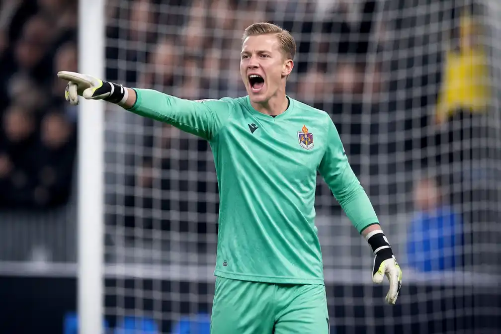 Telstar-doelman Ronald Koeman junior scoort tweemaal en gaat de wereld over