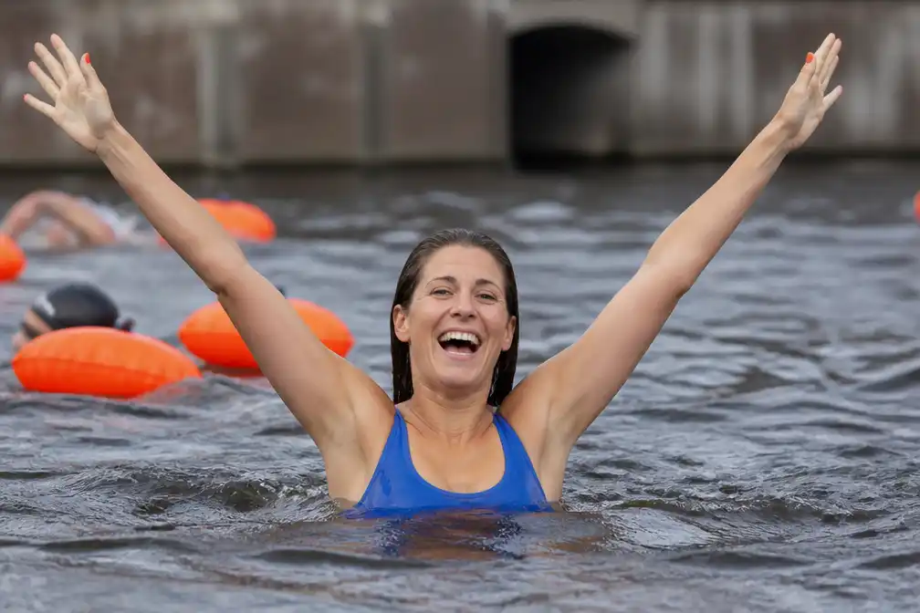 Marieke Elsinga lacht om zichzelf op voorpagina De Telegraaf na City Swim