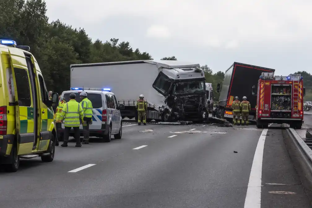 E313 richting Hasselt volledig versperd na ongeval met twee vrachtwagens