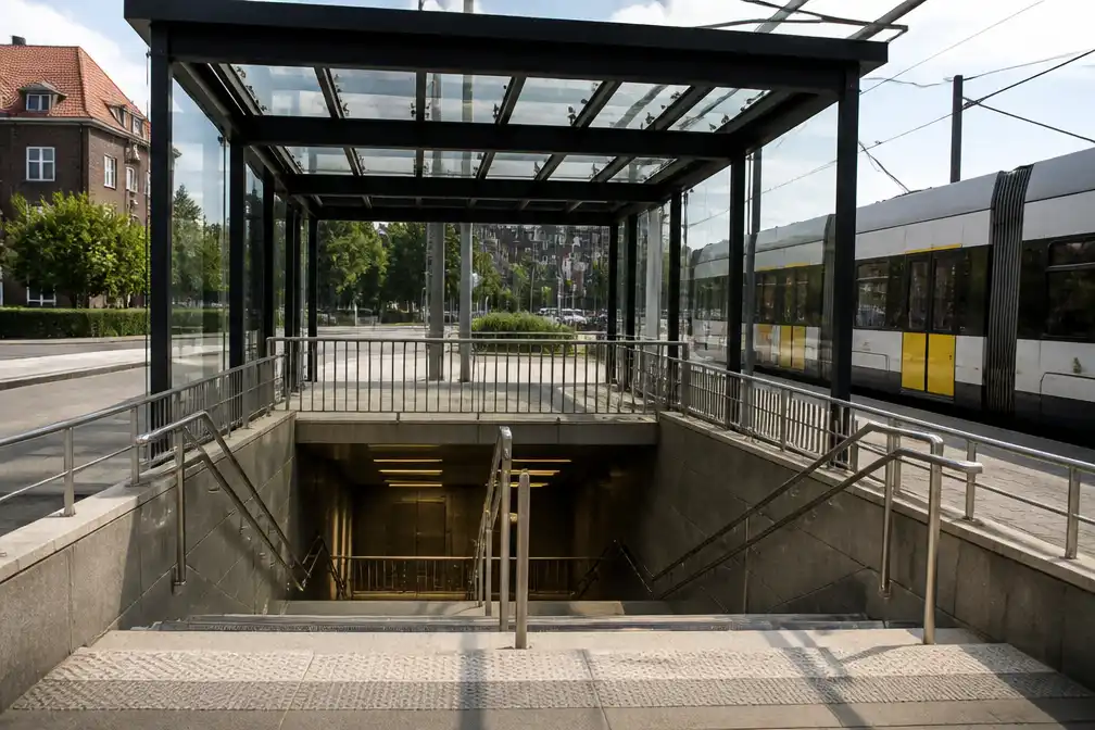 Hek aan premetrostation Schijnpoort in Antwerpen moet drugsgebruikers en daklozen weren