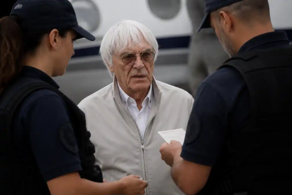 Oud-F1-baas Bernie Ecclestone (95) aangehouden op vliegveld bij Lissabon met jachtgeweer