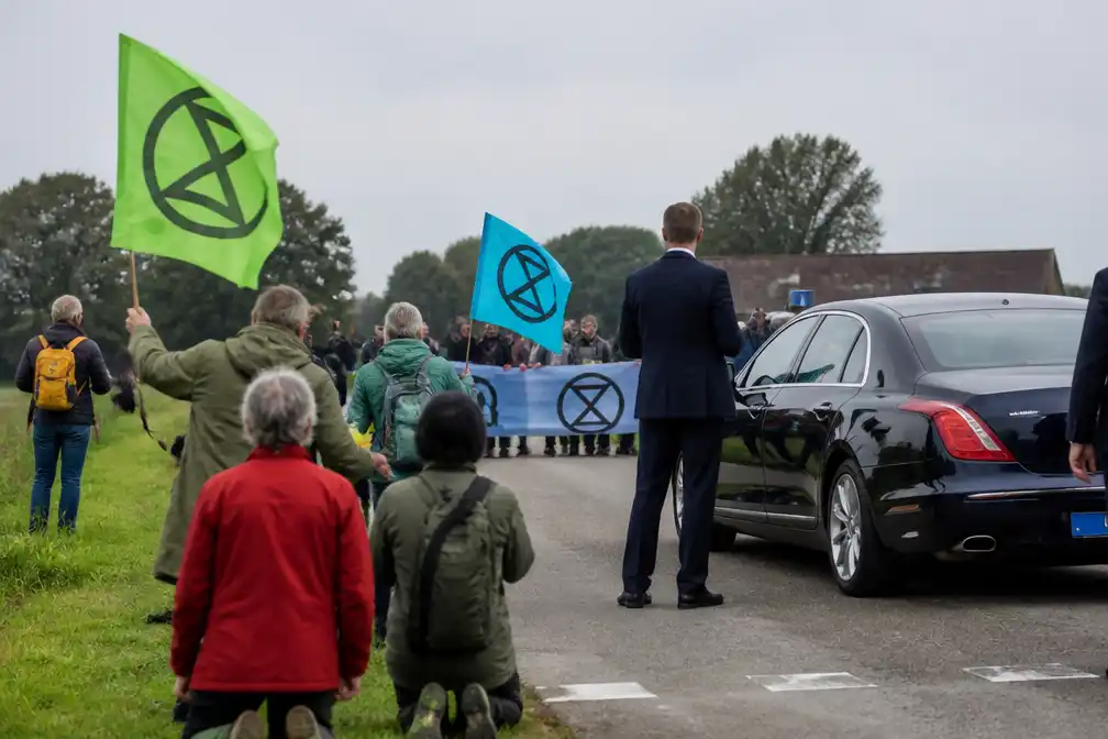 XR betoogt tijdens streekbezoek koningspaar in Zeijen tegen pesticiden
