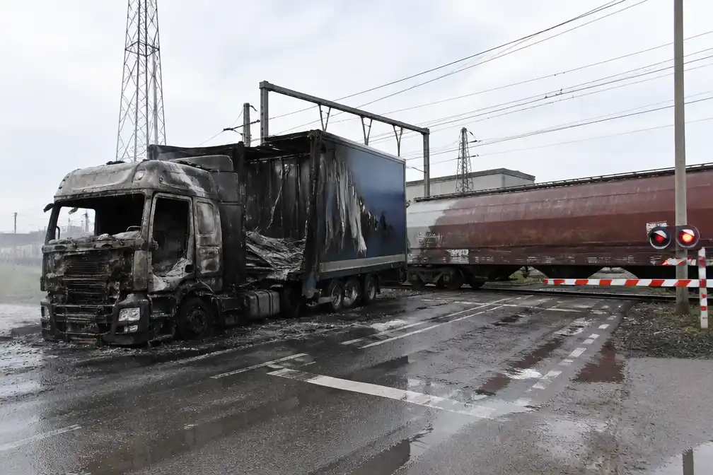 Vrachtwagen botst op overweg in Verrebroek op goederentrein en vat vuur