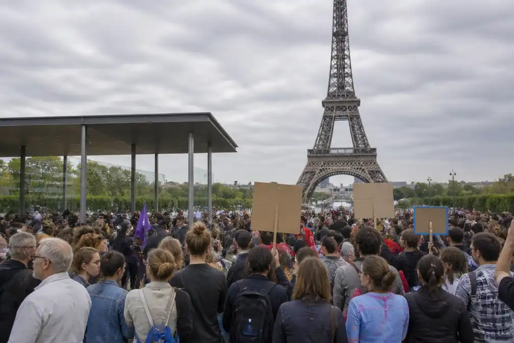Eiffeltoren gesloten na protest om verplaatsen vrouwelijke medewerkers bij hindoeïstisch bezoek