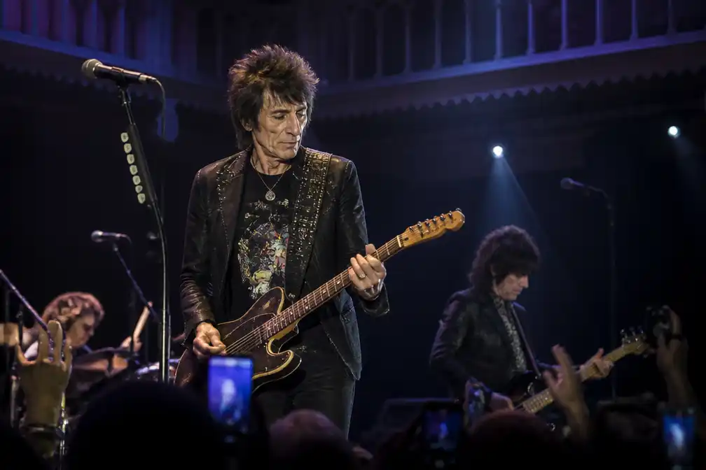 Ronnie Wood (79) blaast uitverkocht Paradiso omver met rauwe rock-’n’-rollshow
