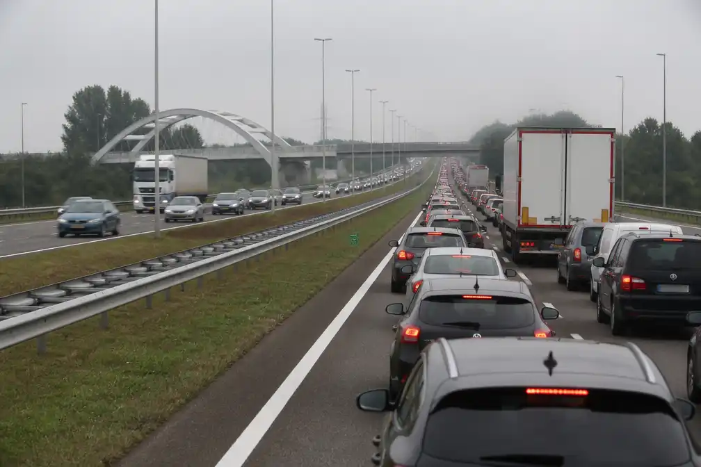 Afsluiting Hardenbergerbrug A28 zorgt vroeg voor files bij Zeewolde, Apeldoorn en Zwolle