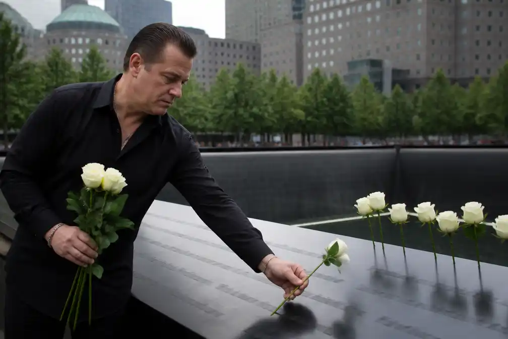 Bloemist Mikey Flowers overleefde 9/11 en verzorgt nu de herdenkingsrozen