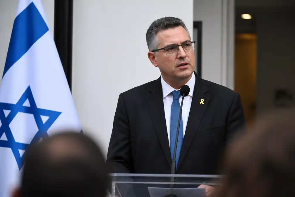 Israël zet Gazanen niet gedwongen uit, zegt minister Saar