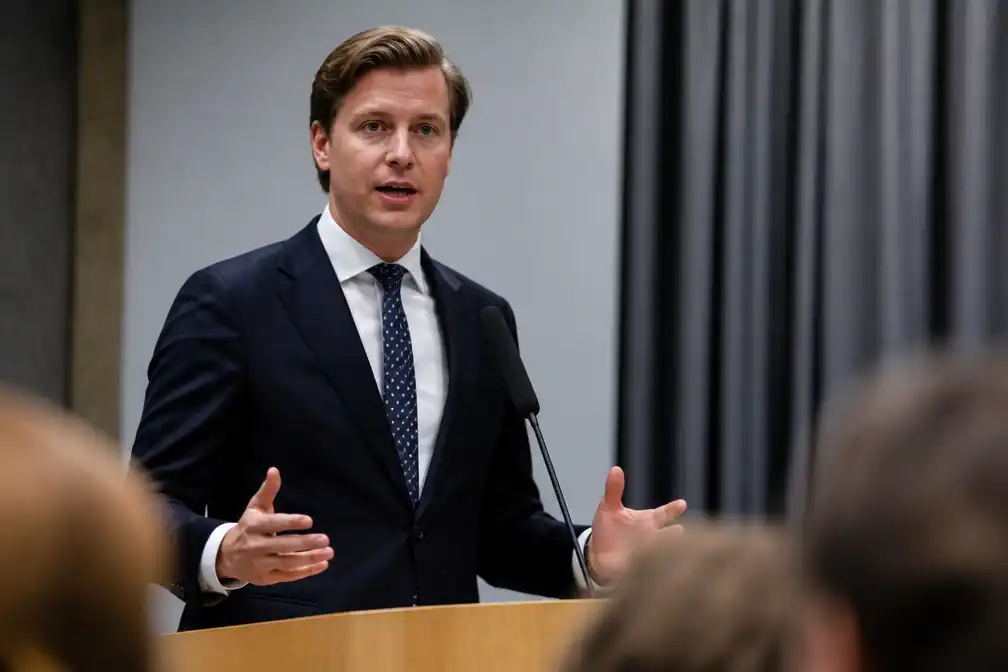 VVD-fractievoorzitter Brekelmans pleit voor vijfdaagse werkweek en hekelt stakers