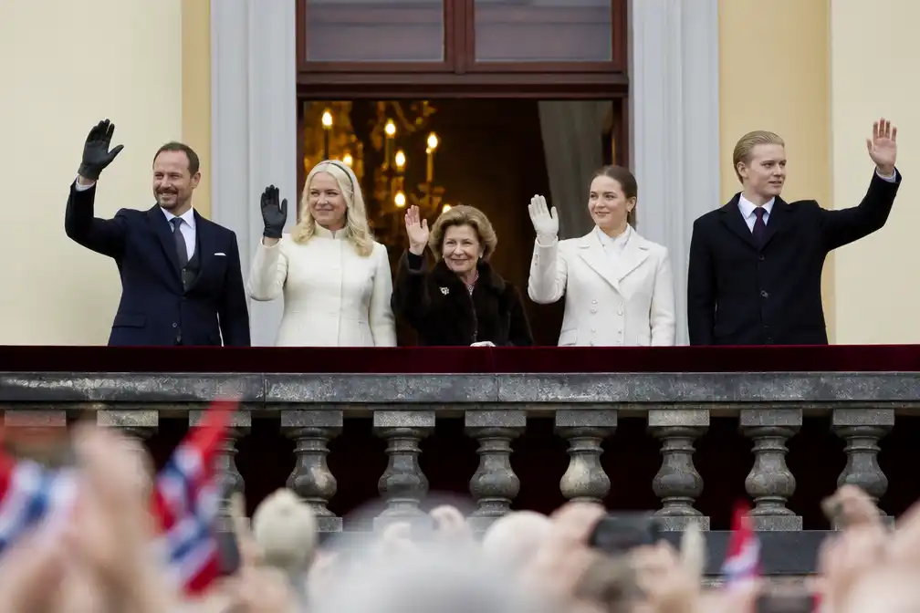 Noorse koninklijke familie krijgt ovationeel applaus na afscheid koning Harald