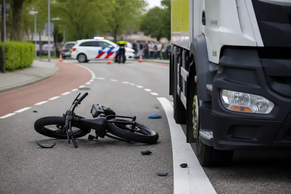 Jongen (18) overleden na ongeluk met fatbike en vrachtwagen in Gouda