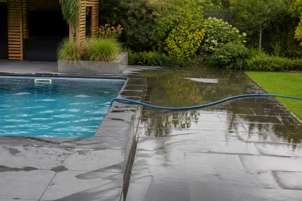 Lekker zwembad in Enter kost elke week duizenden liters water