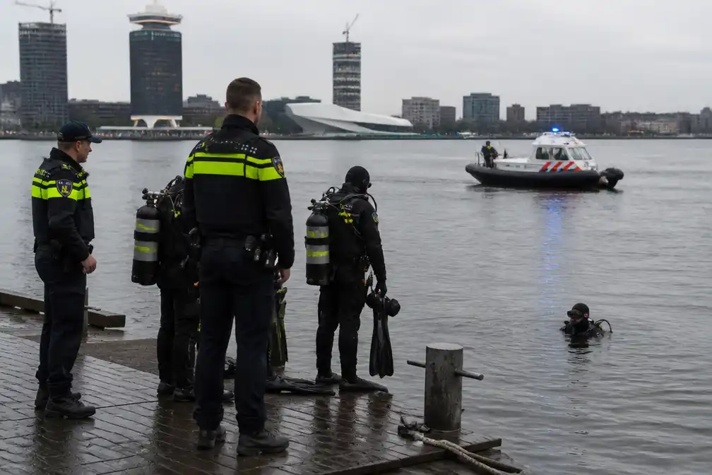 Amsterdammer (47) overleden na te water raken op het IJ