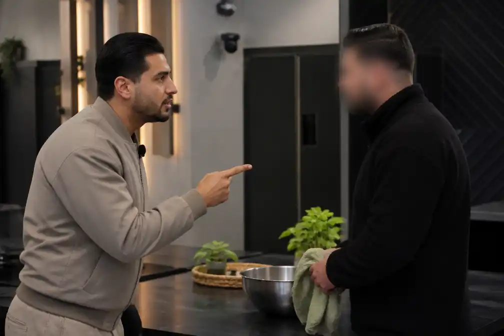 Sayf spreekt Can aan op te langzaam werk in De Bondgenoten