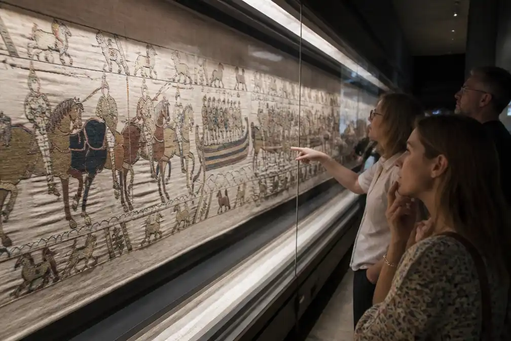 Tapijt van Bayeux voor het eerst te zien in het Verenigd Koninkrijk, in British Museum