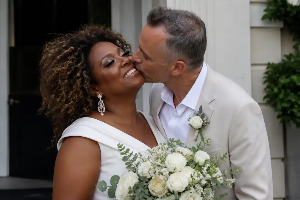 Zangeres Berget Lewis getrouwd met partner Maurice Spek