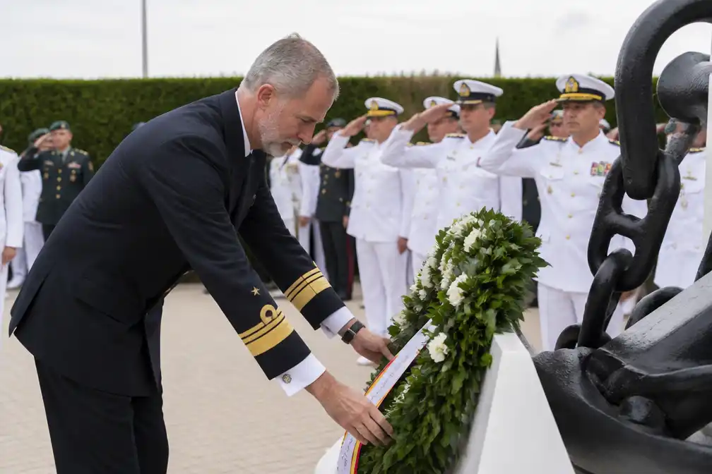 Spaanse koning Felipe legt krans op marinebasis Rota bij 9/11-herdenking