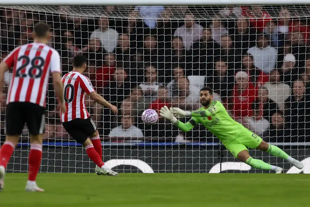 Arsenal wint met 2-0 bij Sunderland; Raya stopt strafschop, Guimarães en Saka scoren