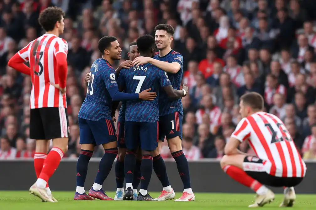 Arsenal wint met 2-0 bij Sunderland en houdt perfecte start vast