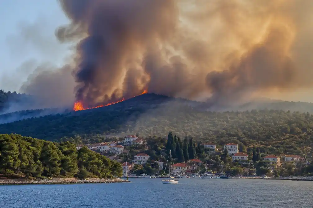 Natuurbrand op Kroatisch eiland Brac bedreigt woningen, toeristen gewaarschuwd