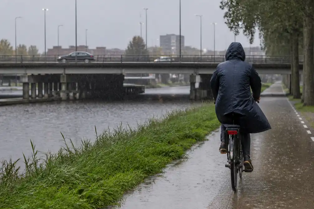 Veel regen in zuiden en midden van Nederland bij zachte temperaturen