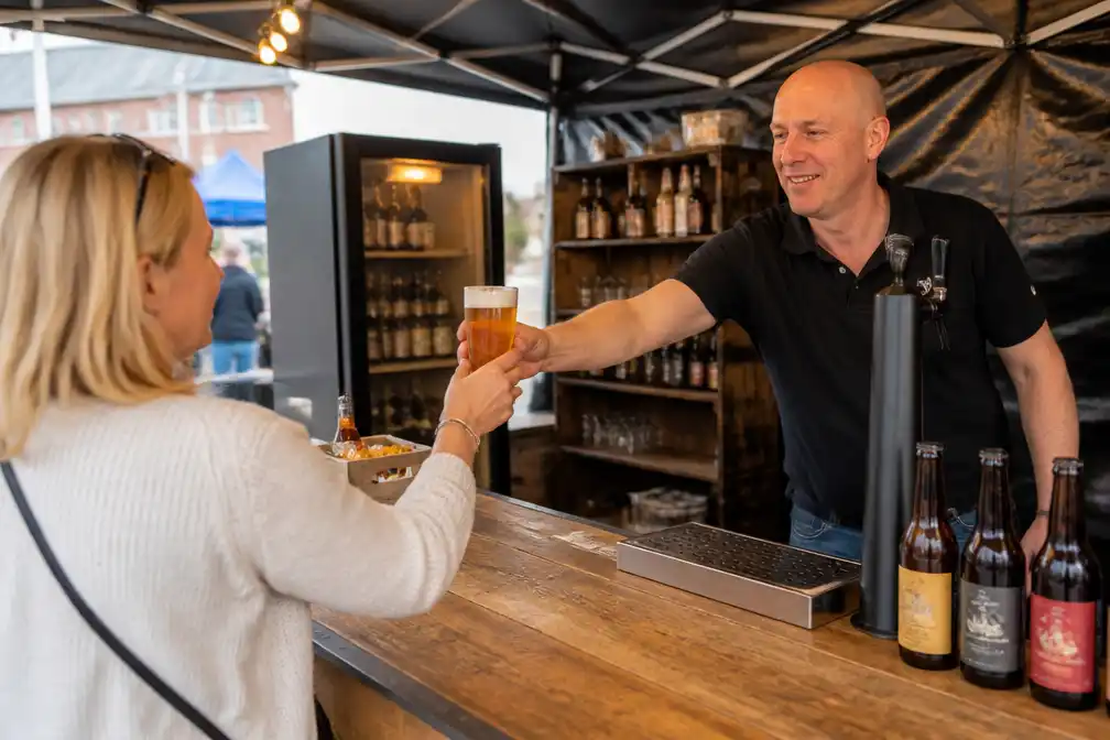 Café Punt en Lierse microbrouwerij Drie Meulekens slaan handen in elkaar op straatfeest