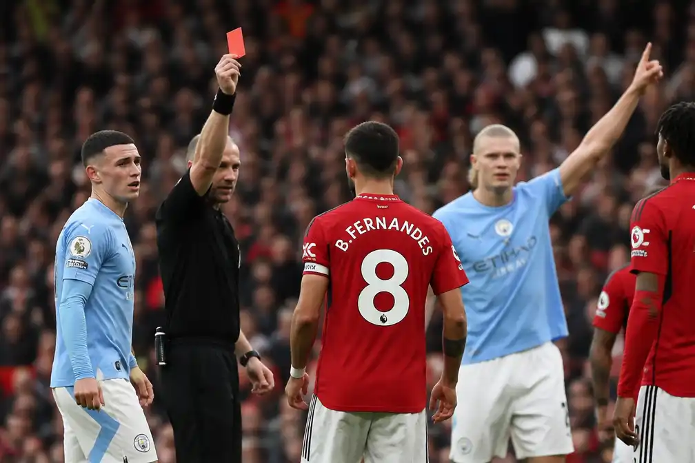 Haaland schenkt tien man Manchester City 1-0 zege in stadsderby bij United