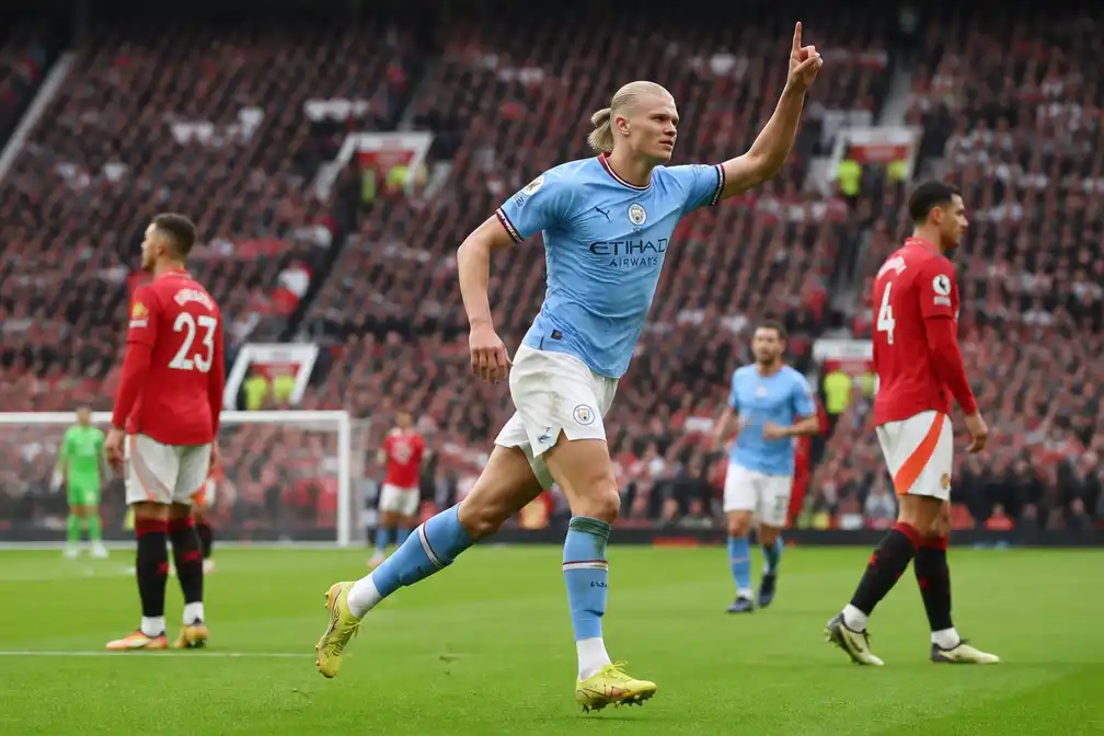 Haaland maakt omstreden winnende goal, tien man van City winnen derby bij United