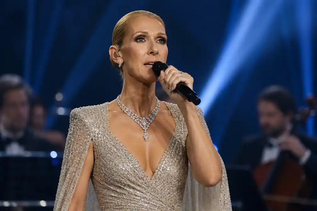 Celine Dion terug op podium in Parijs in couture en ketting van 5 miljoen dollar