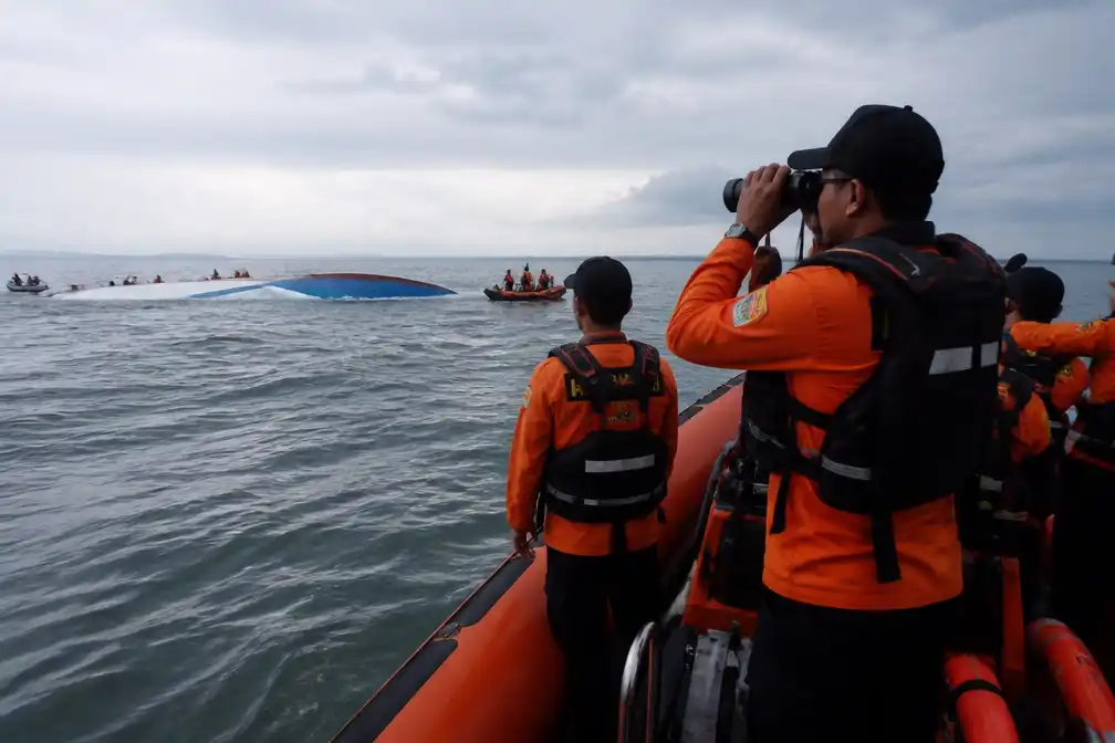 Indonesië zoekt 129 vermisten na kapseizen veerboot in Javazee