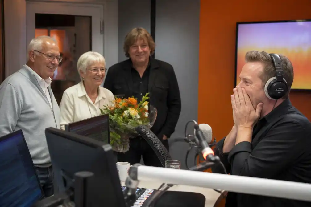Barry Paf verrast in uitzending bij dertig jaar radiocarrière