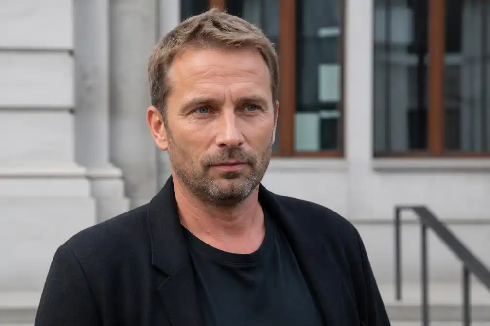 Matthias Schoenaerts riskeert 12 maanden cel voor rijden zonder rijbewijs