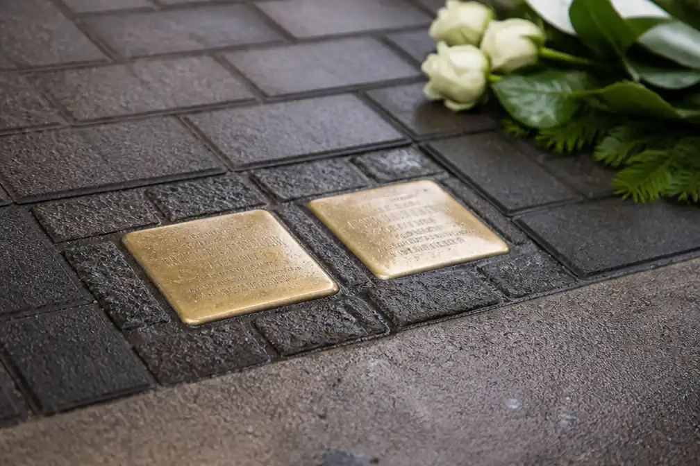 Leuven onthult struikelstenen voor verzetsstrijders Emile en zoon Gaston De Wit