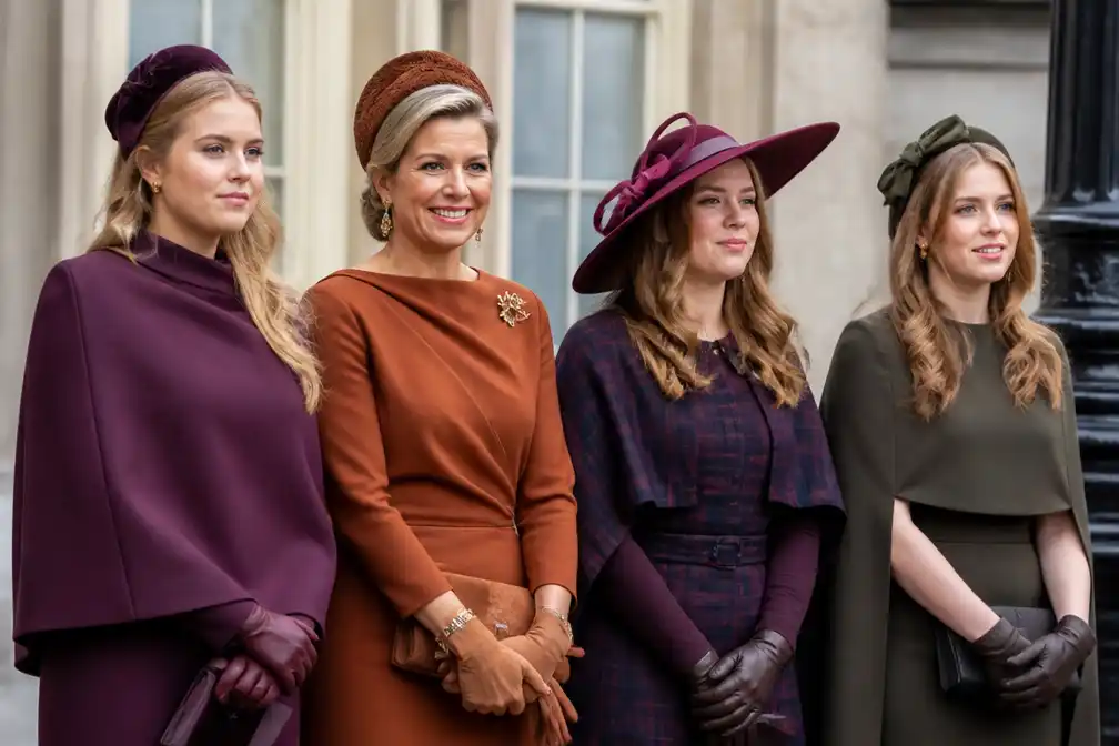Oranjes kiezen herfstkleuren op Prinsjesdag, hoed van prinses Alexia valt op