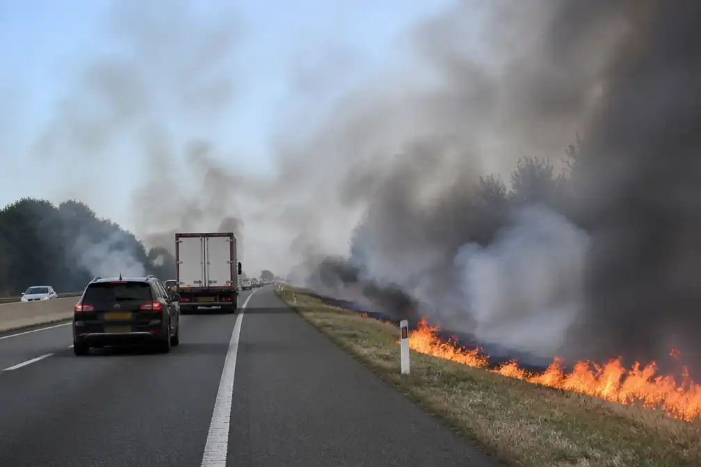 Brandjes gemeld langs Nederlandse wegen en snelwegen tijdens boerenactie