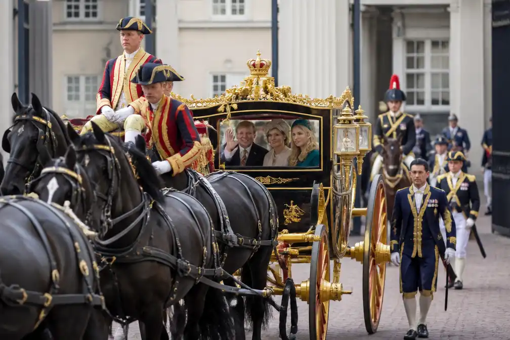 Koninklijke stoet van Paleis Noordeinde vertrokken voor troonrede