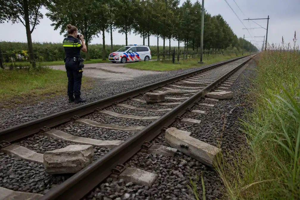 Politie onderzoekt beelden na objecten op spoor bij Deurne