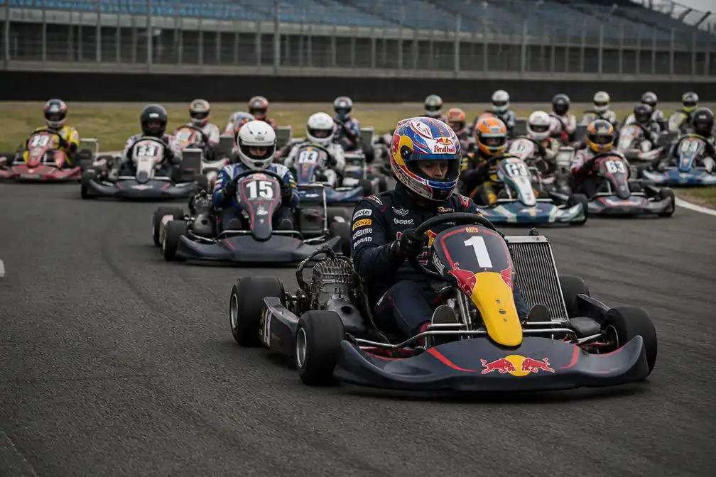 Verstappen verslaat honderd amateurs in kartrace op Silverstone