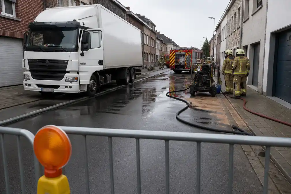 Vrachtwagen beschadigt dieseltank in Kortenberg: brandstof in riolering, straat dicht