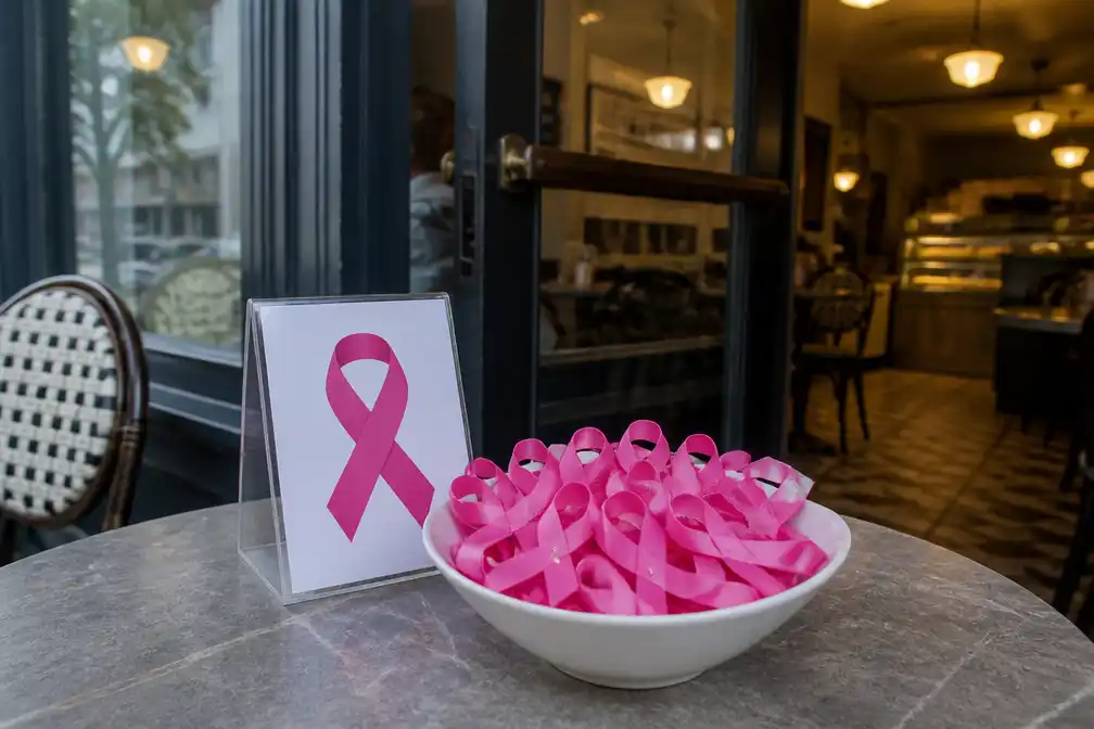 Tearoom Au Pingouin verdeelt 250 roze lintjes voor Think Pink