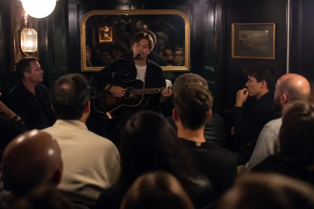 Belgische singer-songwriter Berre treedt in Londen op voor Quentin Tarantino en Lando Norris