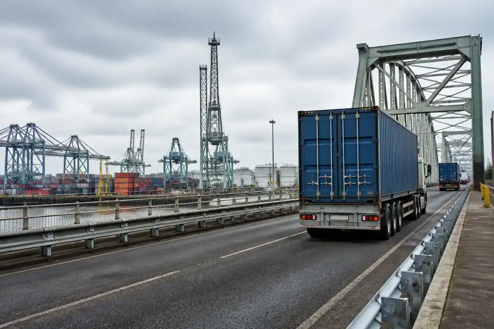 Brugbeperkingen naar Rotterdamse haven kosten transportsector 600.000 euro per dag