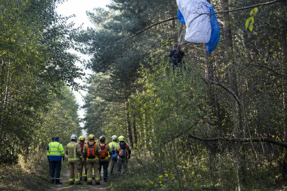 Veertien parachutisten gestrand in bomen in Leopoldsburg na windstoot