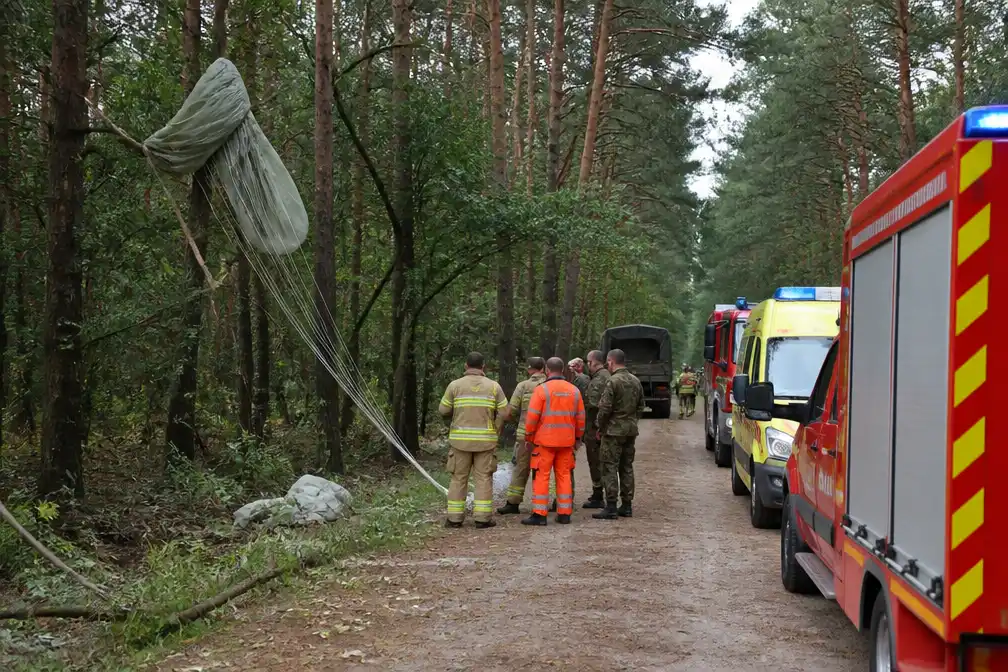 Drie parachutisten zwaargewond na stranding in bomen in Hechtel-Eksel
